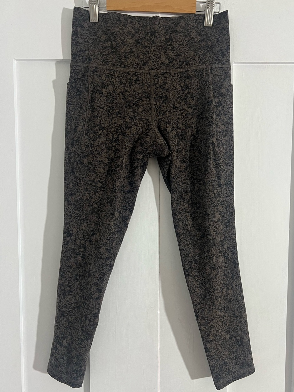 Athleta Salutation Stash Pocket II 7/8 Tight Leggings Floral Jacquard Size Small